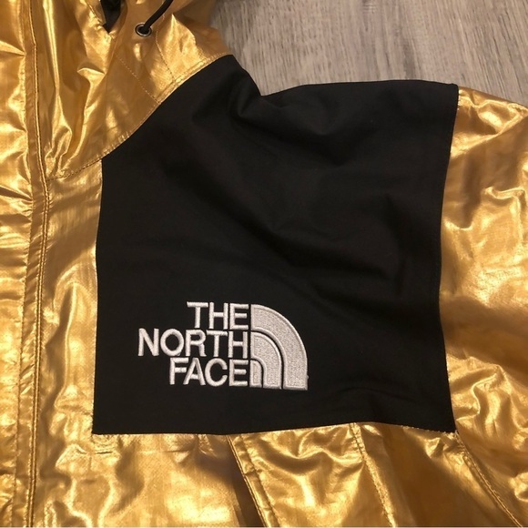 SUPREME x The North Face Gold Metallic Mountain‎ Parka Size Medium NWT - Picture 9 of 16